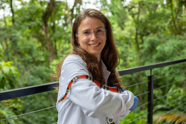 Foto da Responsável Técnica do LEEv Cristiane Schilbach Pizzutto